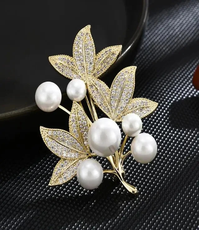 Exquisite Women‘s Brooch Crystal Snowflake Lapel Pins for Men Blue CZ Rhinestone Suit Clothes Badge Luxury Jewelry Accessories