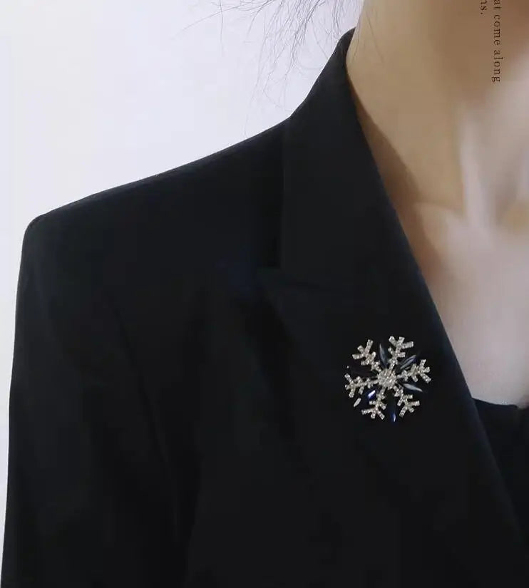 Exquisite Women‘s Brooch Crystal Snowflake Lapel Pins for Men Blue CZ Rhinestone Suit Clothes Badge Luxury Jewelry Accessories