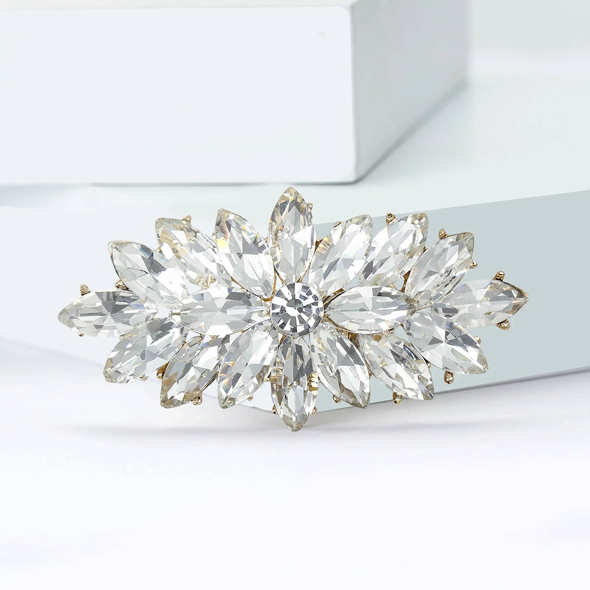 Luxurious Rhinestone Palace Crystal Glass Brooches for Women Unisex Elegant Bridal Pins Event Party Decoration Clothes Accessory