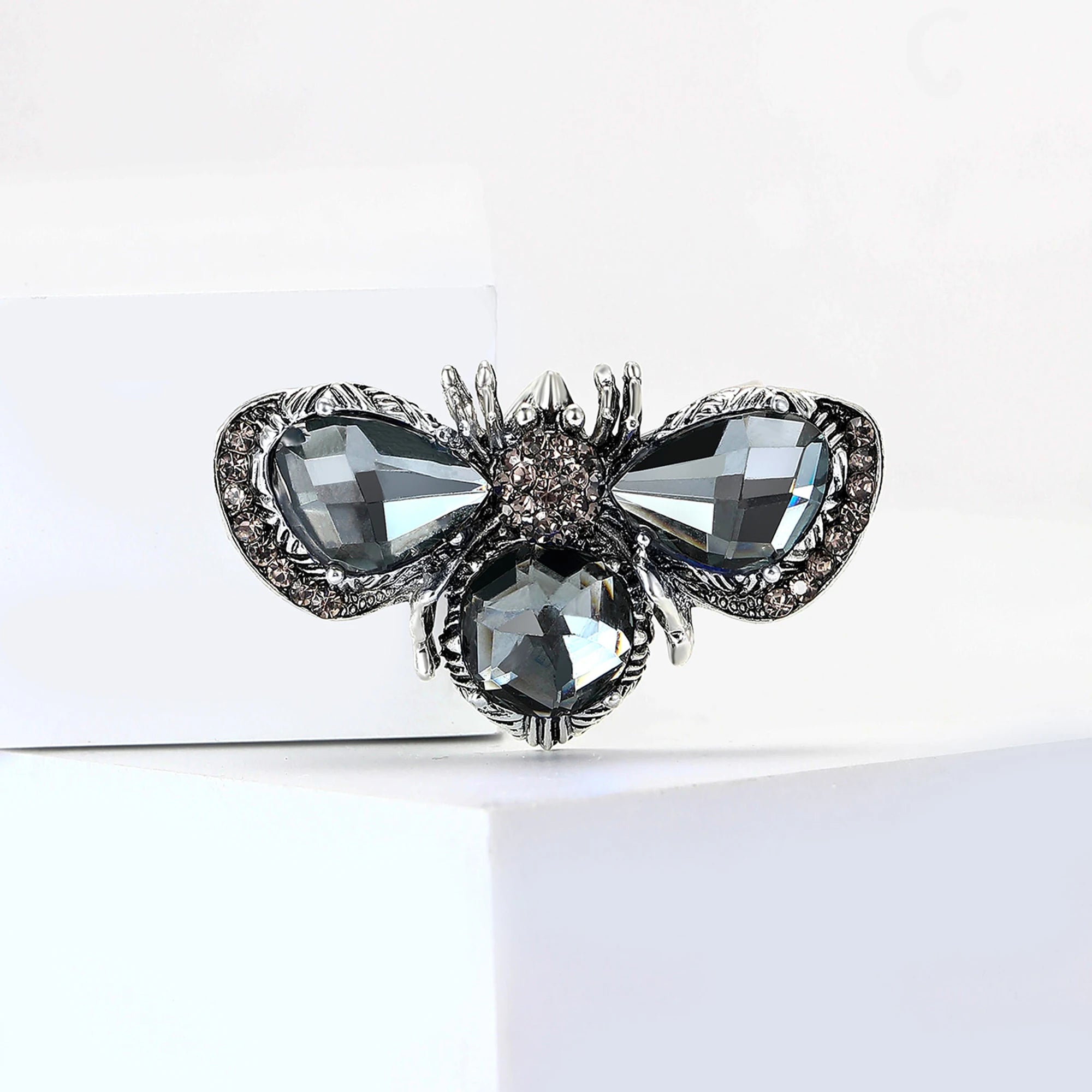 Stylish Rhinestone Bee Brooches for Women Unisex Crystal Glass Insect Pins Event Funny Luxury Gifts New Year Friends Decoration