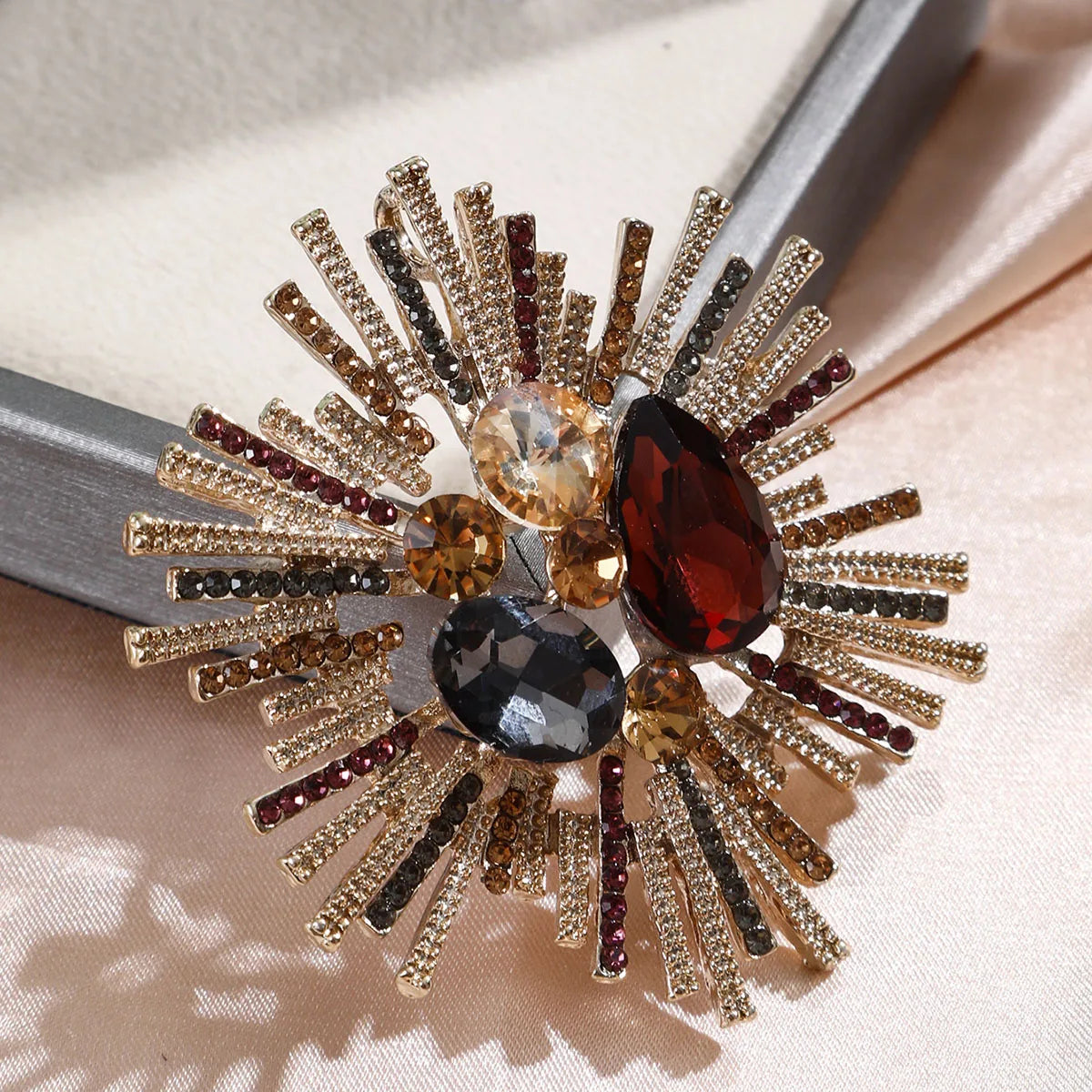 1PC Women's European and American Trendy Atmosphere Droplet brooch Fashion Dressing Banquet Party Festival Gift