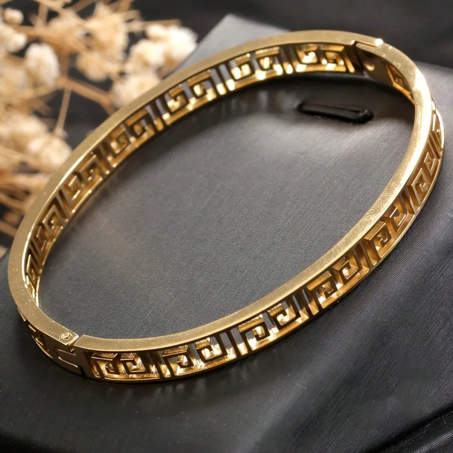 Fashionable vintage Greek key pattern bracelet, retro luxurious geometric hollow bracelet, stylish unisex accessory.