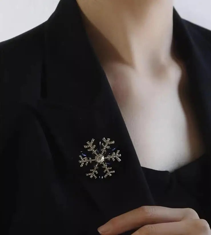 Exquisite Women‘s Brooch Crystal Snowflake Lapel Pins for Men Blue CZ Rhinestone Suit Clothes Badge Luxury Jewelry Accessories