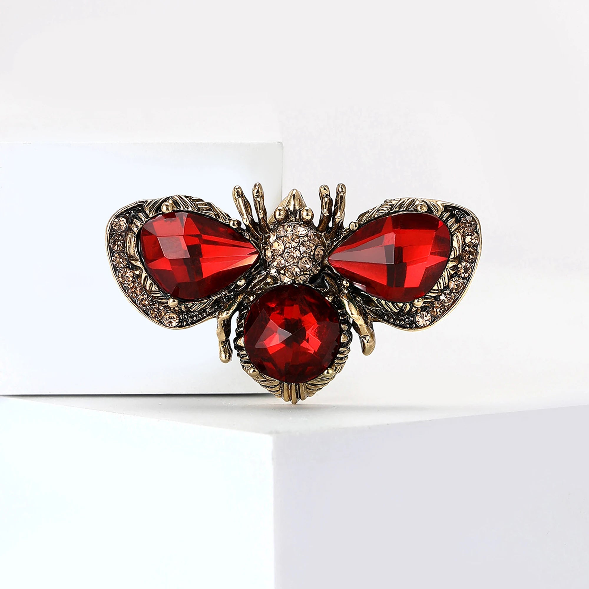 Stylish Rhinestone Bee Brooches for Women Unisex Crystal Glass Insect Pins Event Funny Luxury Gifts New Year Friends Decoration