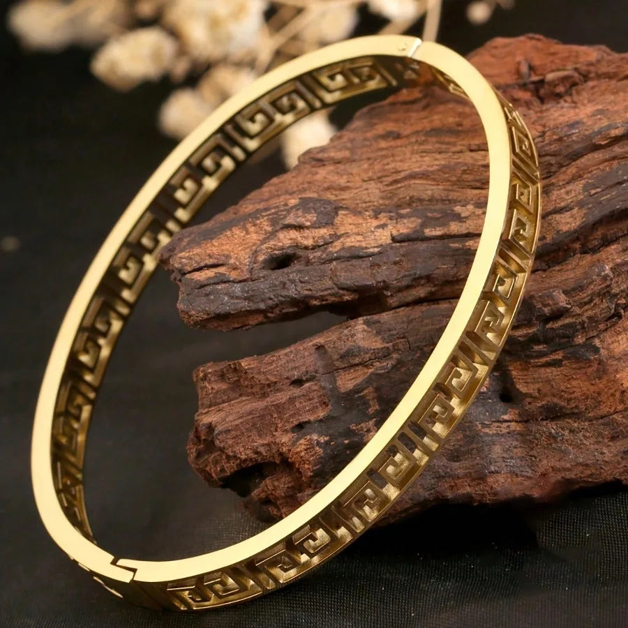 Fashionable vintage Greek key pattern bracelet, retro luxurious geometric hollow bracelet, stylish unisex accessory.