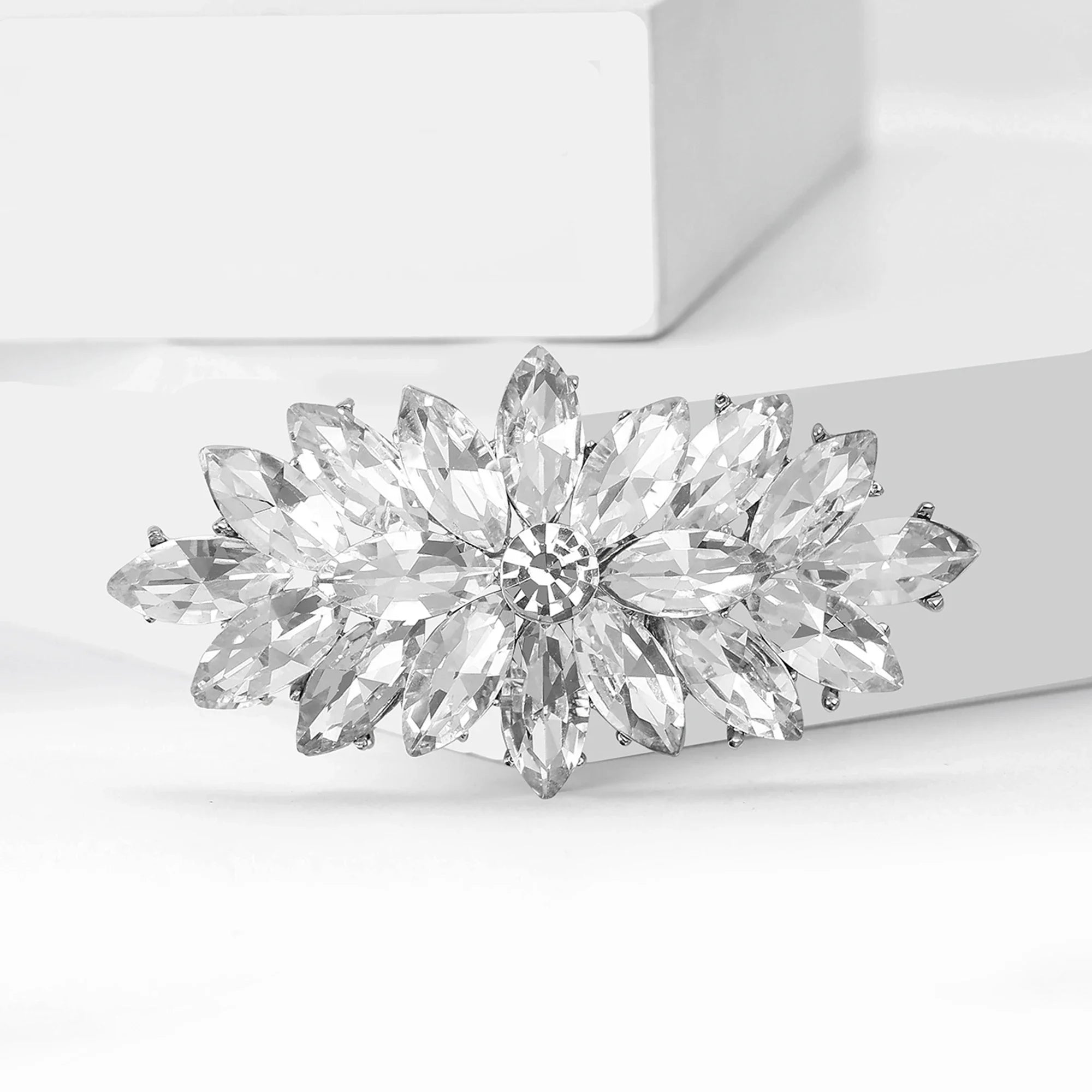 Luxurious Rhinestone Palace Crystal Glass Brooches for Women Unisex Elegant Bridal Pins Event Party Decoration Clothes Accessory